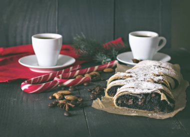 siyah arka plan üzerine Strudel