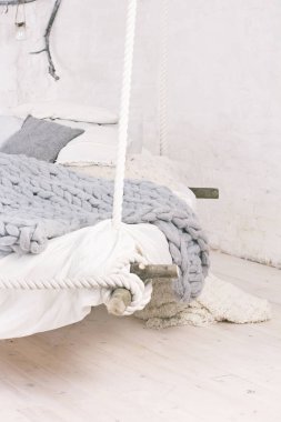 Yatak, İskandinav tarzı, gri kareli.