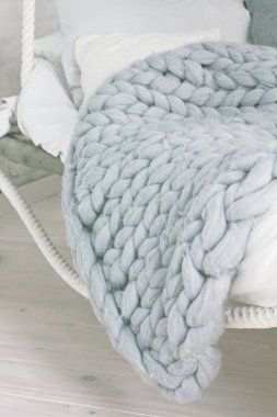 Yatak, İskandinav tarzı, gri kareli.