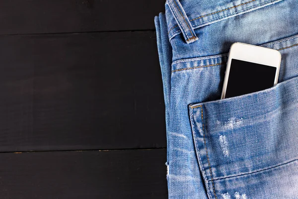 Телефон в карманных джинсах — стоковое фото