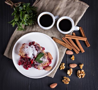 Kirazlı turta ve kahve.