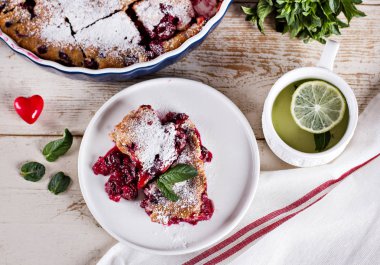 Kirazlı turta ve kahve.