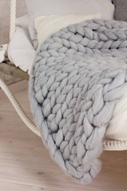 Yatak, İskandinav tarzı, gri kareli.