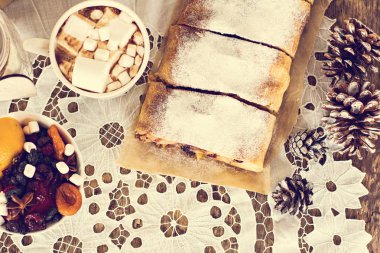 meyveli turta ve kış dekor