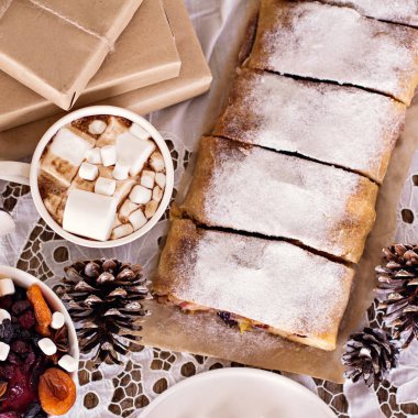 meyveli turta ve kış dekor