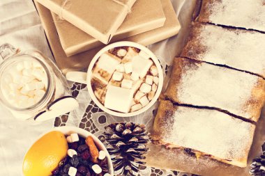 meyveli turta ve kış dekor