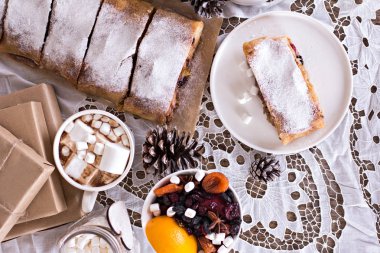 meyveli turta ve kış dekor