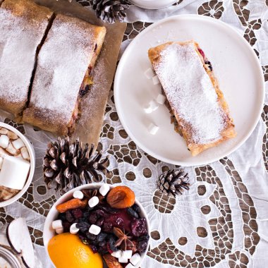 meyveli turta ve kış dekor