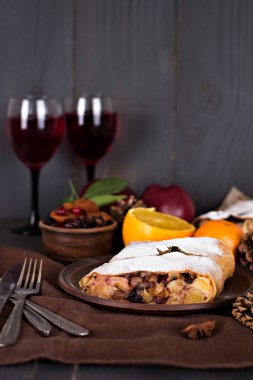 meyveli turta ve şarap