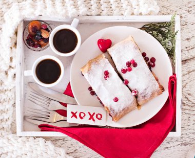 Meyveli turta ve kahve bir tepsi