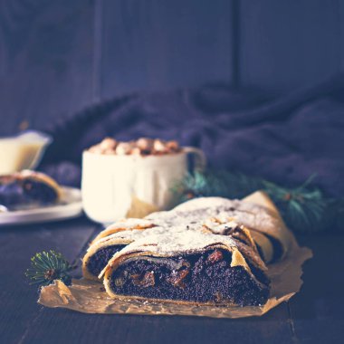 siyah arka plan üzerine Strudel