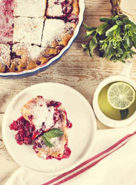 Kirazlı turta ve kahve.