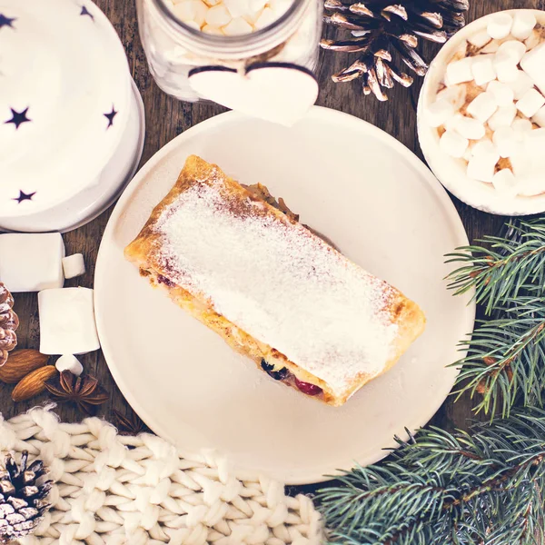 Strudel y decoración de invierno — Foto de Stock