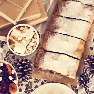 meyveli turta ve kış dekor