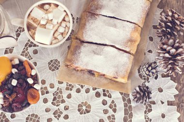 meyveli turta ve kış dekor