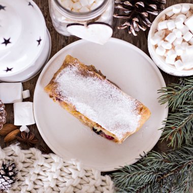 meyveli turta ve kış dekor