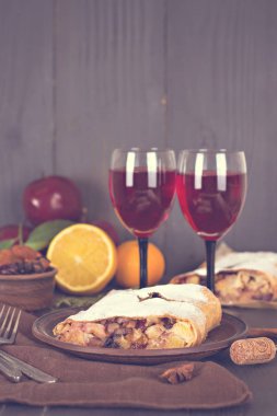 meyveli turta ve şarap