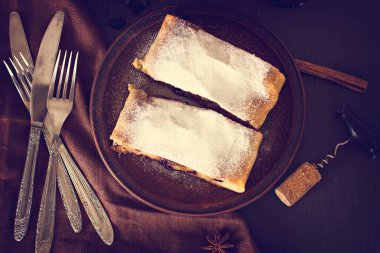 Strudel koyu arka plan üzerinde. 