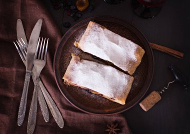 Strudel koyu arka plan üzerinde. 
