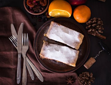 meyveli turta ve şarap