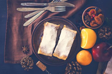 meyveli turta ve şarap