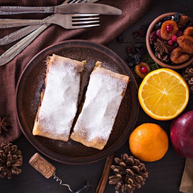 meyveli turta ve şarap