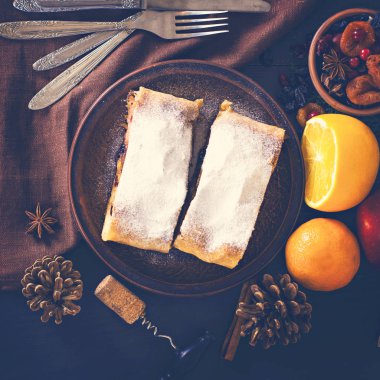 meyveli turta ve şarap