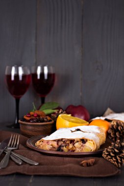 meyveli turta ve şarap