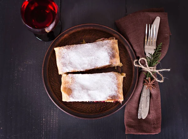 meyveli turta ve şarap