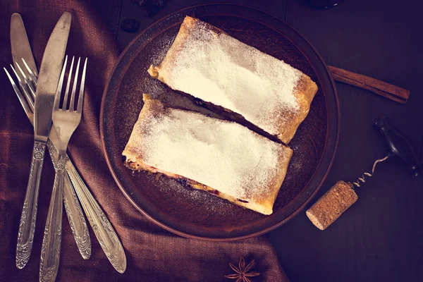 Strudel koyu arka plan üzerinde. 