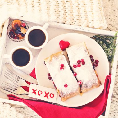 Meyveli turta ve kahve bir tepsi