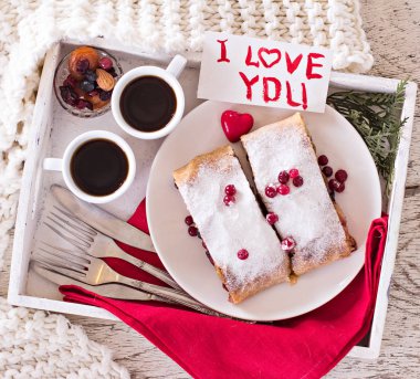 Meyveli turta ve kahve bir tepsi