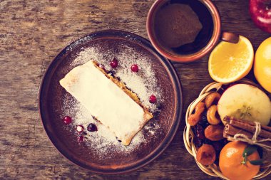 meyveli turta ve kış dekor