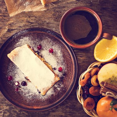 meyveli turta ve kış dekor