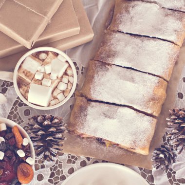 meyveli turta ve kış dekor