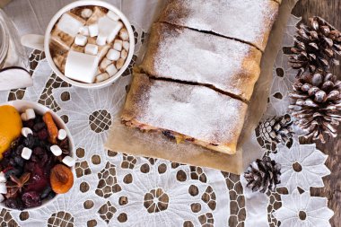 meyveli turta ve kış dekor