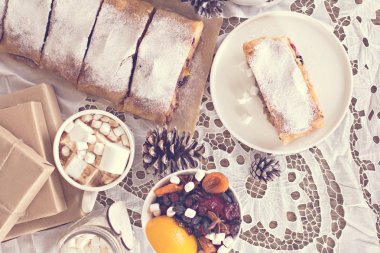 meyveli turta ve kış dekor