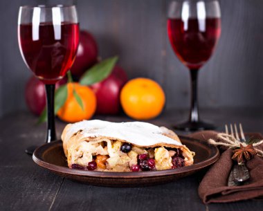 meyveli turta ve şarap