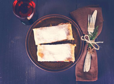 meyveli turta ve şarap