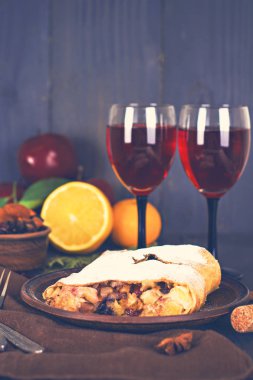 meyveli turta ve şarap