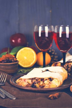 meyveli turta ve şarap