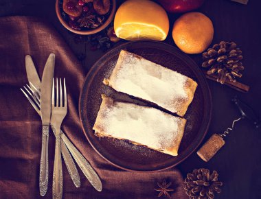 meyveli turta ve şarap