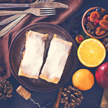 meyveli turta ve şarap