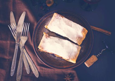 Strudel koyu arka plan üzerinde. 