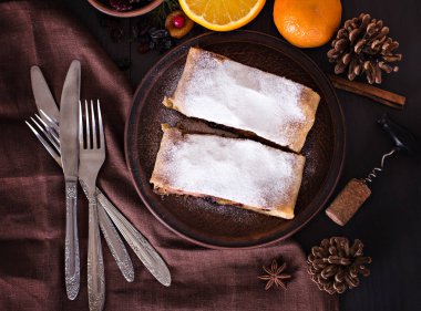 meyveli turta ve şarap