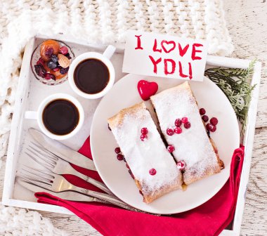 Meyveli turta ve kahve bir tepsi