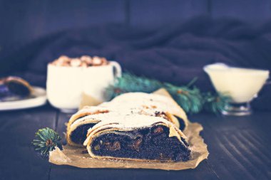 siyah arka plan üzerine Strudel