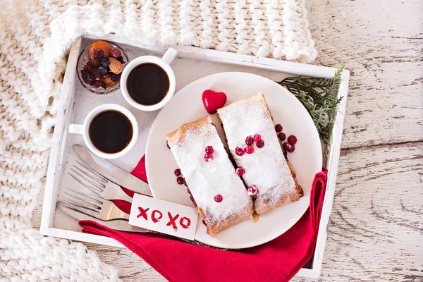 Strudel y café en una bandeja — Foto de Stock