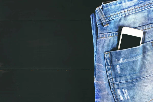 Телефон в карманных джинсах — стоковое фото