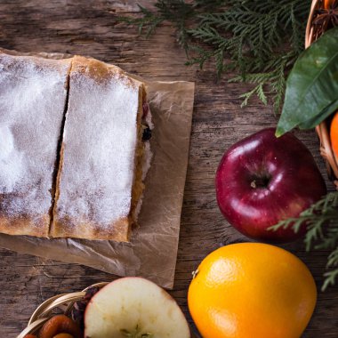 meyveli turta ve kış dekor.